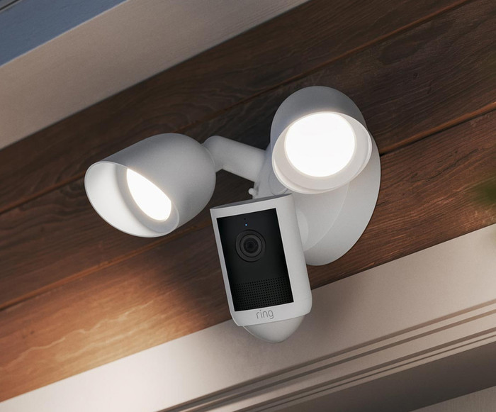 Ring Floodlight Camera 2e Generatie Wit product in gebruik
