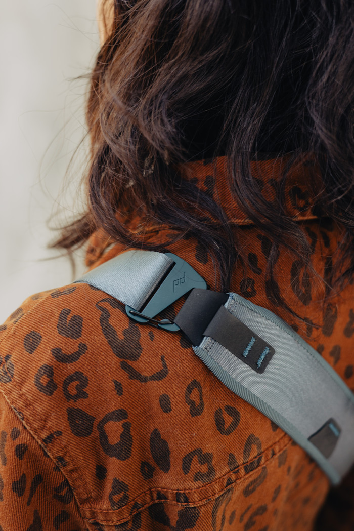 Peak Design Everyday Sling 3L Ocean product in gebruik