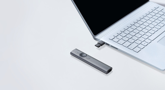 Logitech Spotlight Presentation Remote grijs product in gebruik