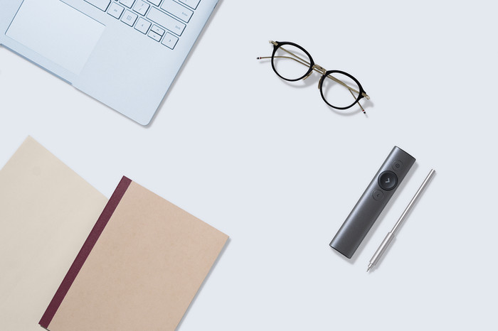 Logitech Spotlight Presentation Remote grijs product in gebruik
