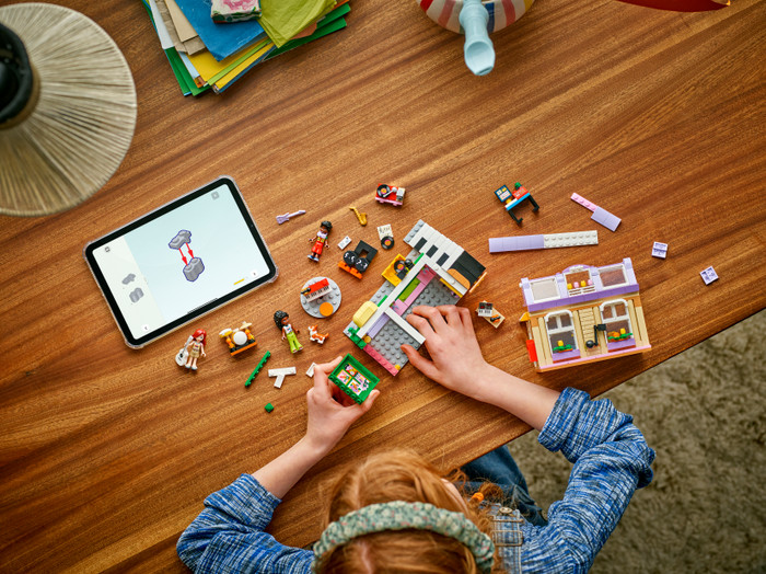 LEGO Friends Muziekwinkel en Appartement 42653 product in gebruik