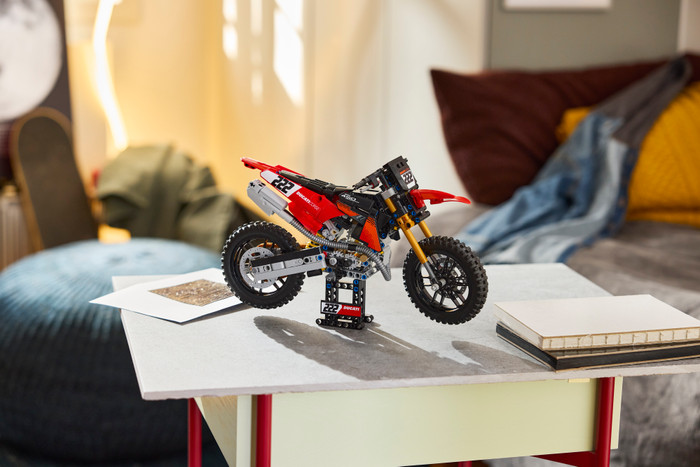 LEGO Technic Ducati Desmo450 MX Factory Motorcycle 42238 product in gebruik