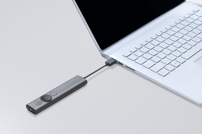 Logitech Spotlight Presentation Remote grijs product in gebruik