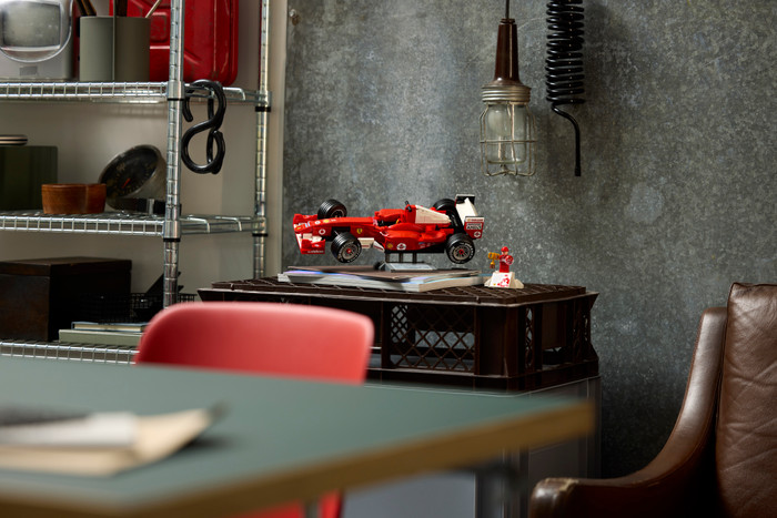 LEGO Icons F1 Ferrari met Michael Schumacher 11375 product in gebruik