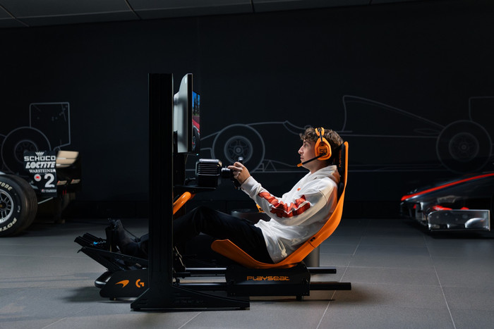Playseat Formula Instinct McLaren Racing Edition + vloermat product in gebruik