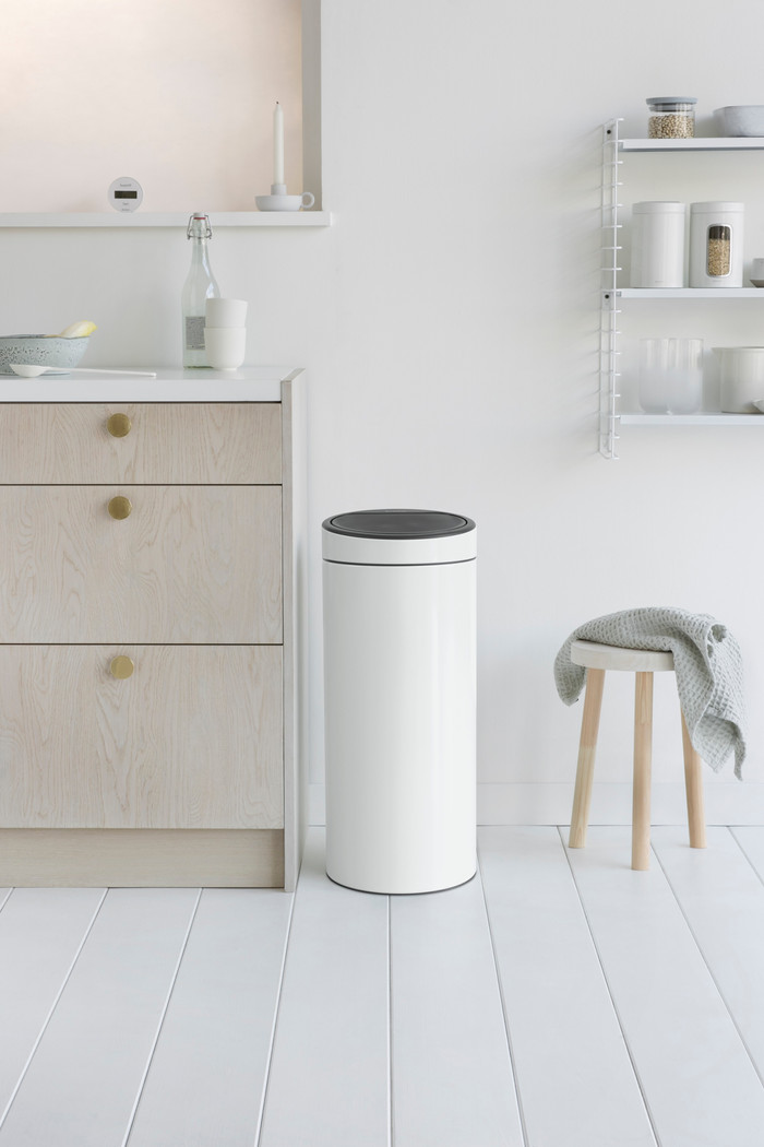 Brabantia Touch Bin 30 Liter White + Vuilniszakken (120 stuks) product in gebruik