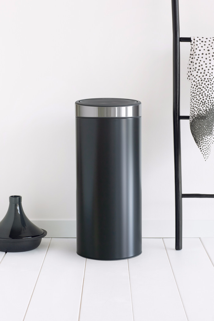 Brabantia Touch Bin 30 Liter Matt Black product in gebruik