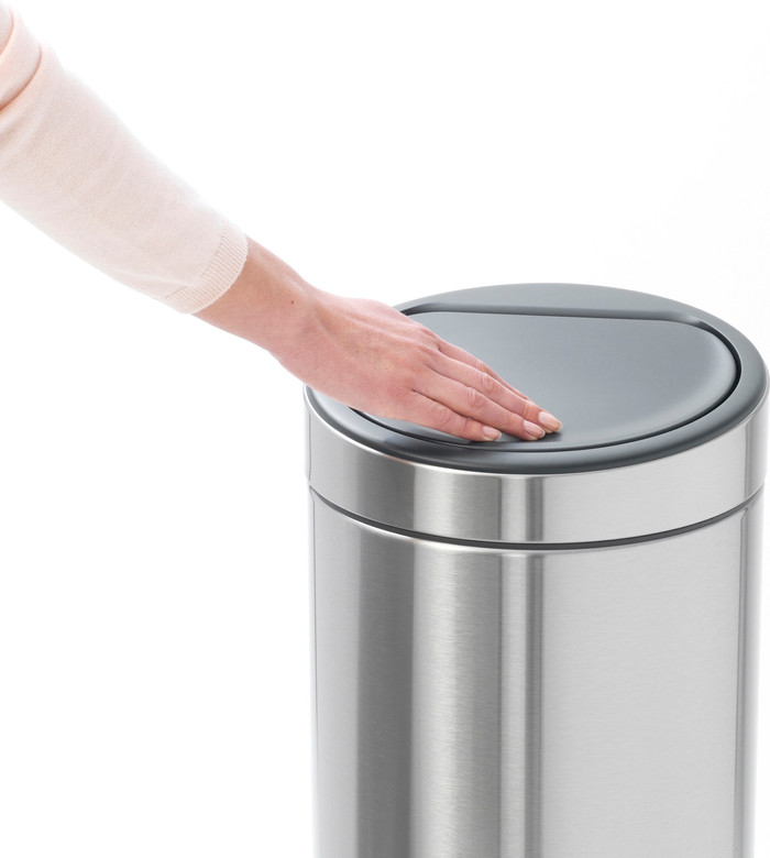 Brabantia Touch Bin 30 Liter Matt Steel Fingerprint Proof + Vuilniszakken (120 stuks) product in gebruik