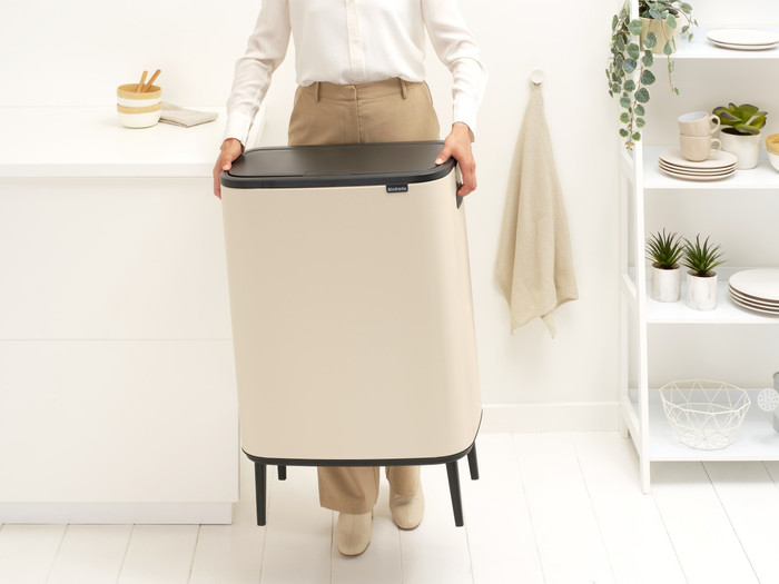 Brabantia Bo Touch Bin Hi Prullenbak 2 x 30 liter Soft Beige product in gebruik