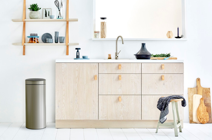 Brabantia Touch Bin 30 Liter Platinum + Vuilniszakken (120 stuks) product in gebruik