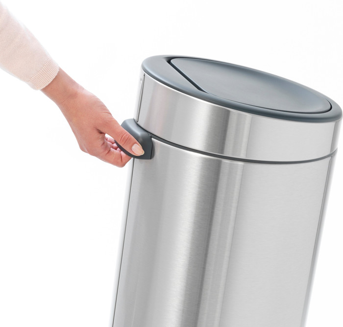 Brabantia Touch Bin 30 Liter Matt Steel Fingerprint Proof + Vuilniszakken (120 stuks) detail