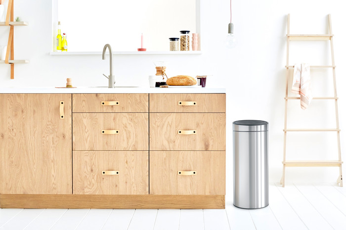 Brabantia Touch Bin 30 Liter Matt Steel Fingerprint Proof + Vuilniszakken (120 stuks) product in gebruik