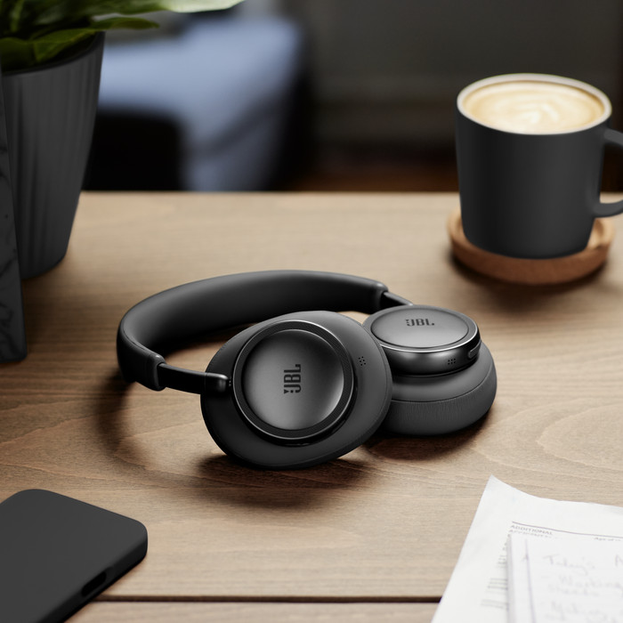 JBL Live 780NC Zwart product in gebruik