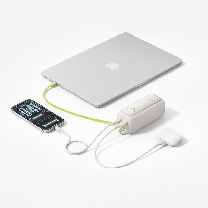 Belkin Powerbank 22.000 mAh met Snelladen 120 Watt Beige product in gebruik