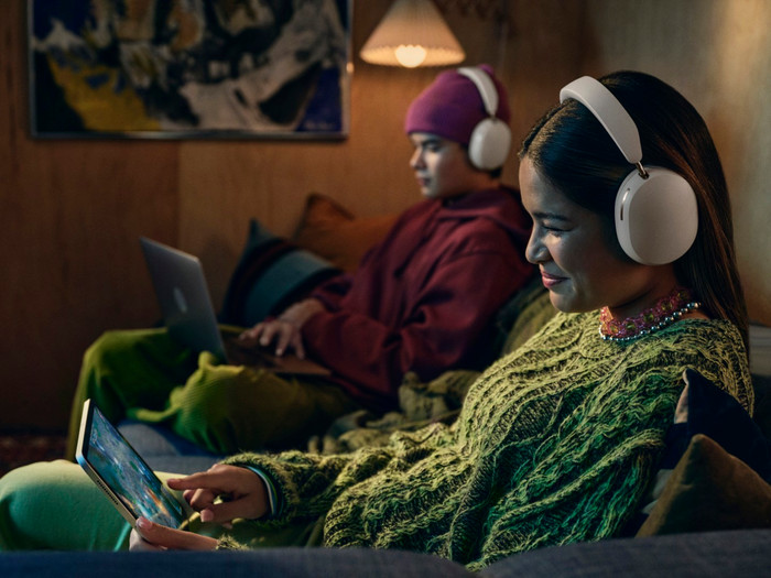 Sonos Ace Wit + BlueBuilt Power Delivery Oplader met Usb C Poort 20W Wit product in gebruik