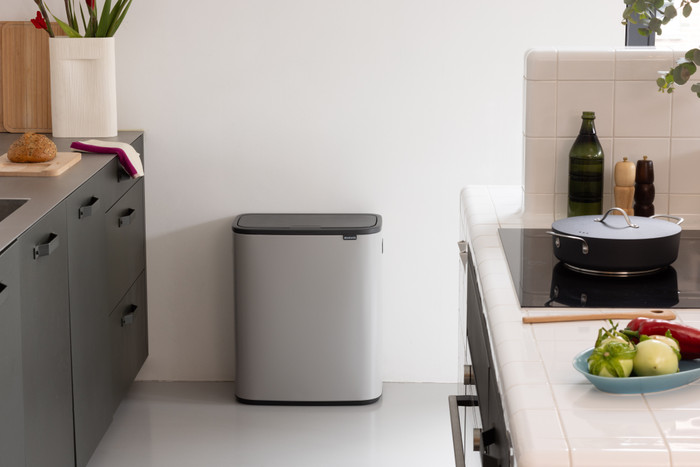 Brabantia Bo Touch Bin 60 Liter Soft Grey product in gebruik