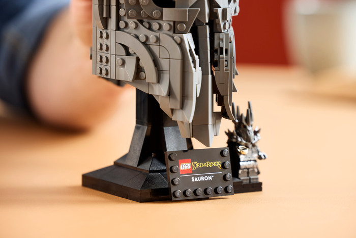 LEGO Icons Lord of the Rings: Sauron Buste 11373 product in gebruik