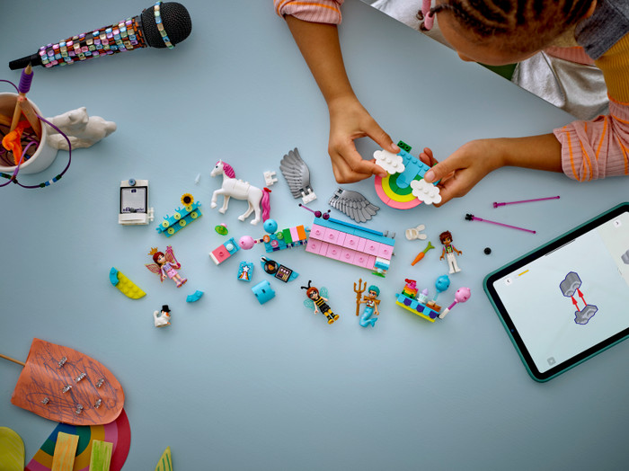 LEGO Friends Verkleedfeestje met Eenhoorn en Fee 42661 product in gebruik