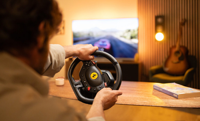 Thrustmaster T98-P Ferrari 296 GTB Racestuur product in gebruik