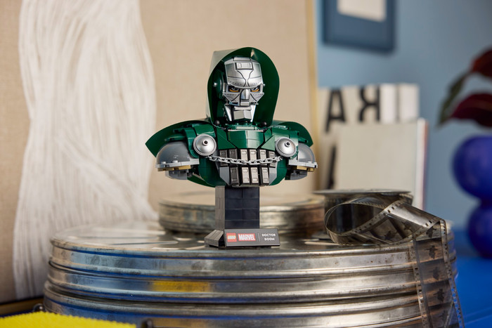 LEGO Marvel Doctor Doom Buste 76345 product in gebruik