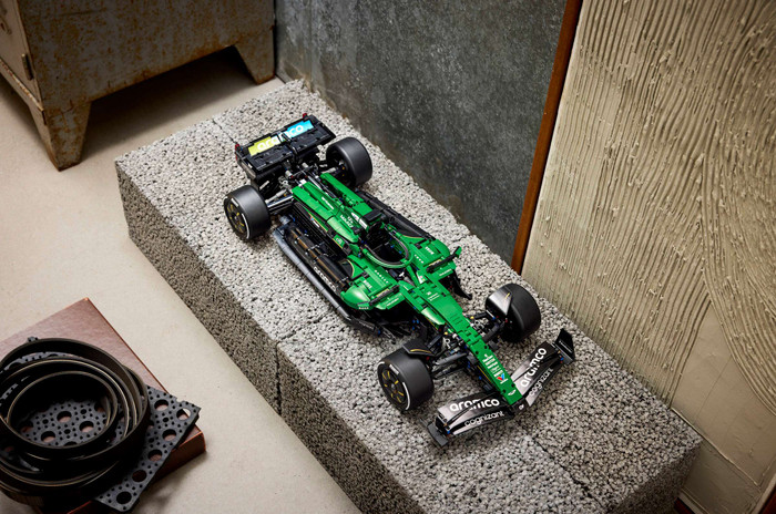 LEGO Technic Aston Martin Aramco AMR25 F1 auto 42240 visual leverancier