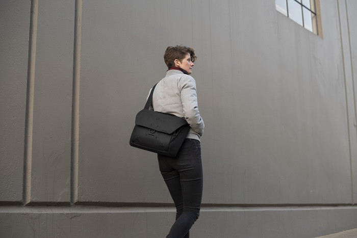 Peak Design Everyday Messenger 13L v3 Black product in gebruik