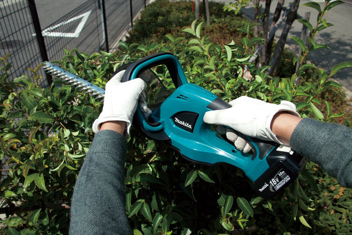 Makita UH6570 product in gebruik