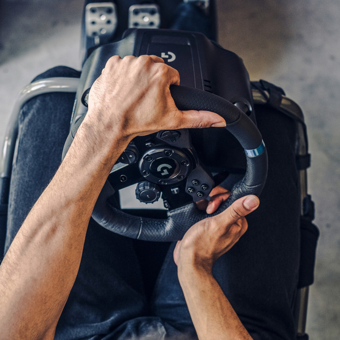 Logitech G923 racestuurwiel en -pedalen PC product in gebruik