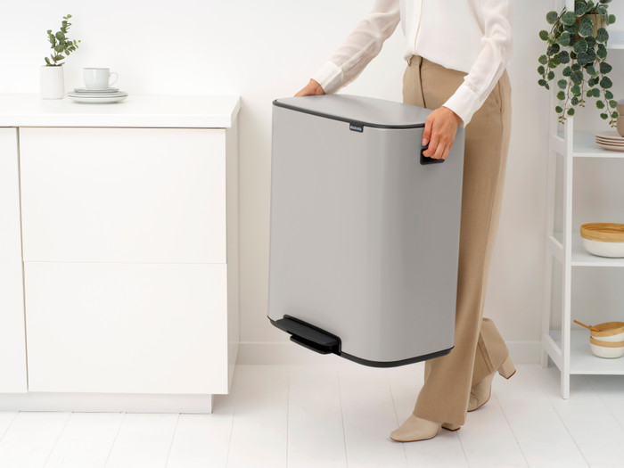 Brabantia Bo Pedal Bin 2 x 30 Liter Soft Grey product in gebruik