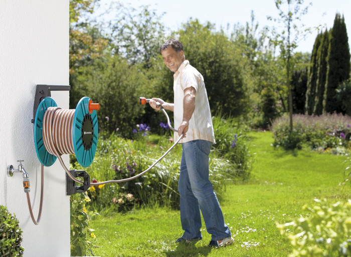 Gardena Classic Wandslanghouder 60 met slanggeleider product in gebruik