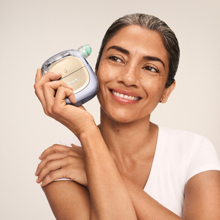 Shark FacialPro Glow + DePuffi FH320EUPL Paars product in gebruik