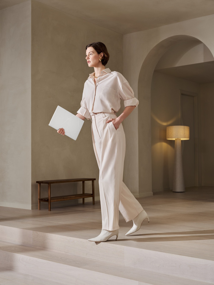 ASUS Zenbook S14 OLED Copilot+ PC UX5406SA-QJ544W product in gebruik