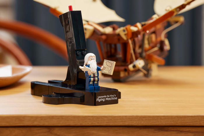 LEGO Icons de Vliegmachine van Leonardo da Vinci 10363 product in gebruik