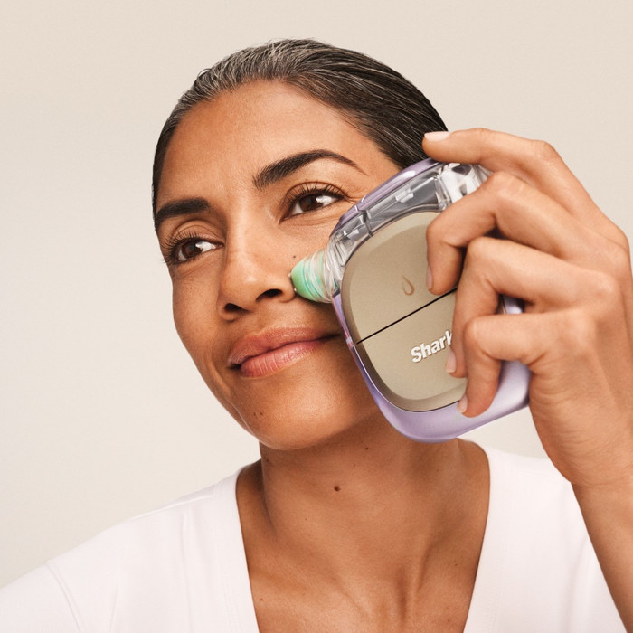 Shark FacialPro Glow + DePuffi FH320EUPL Paars product in gebruik