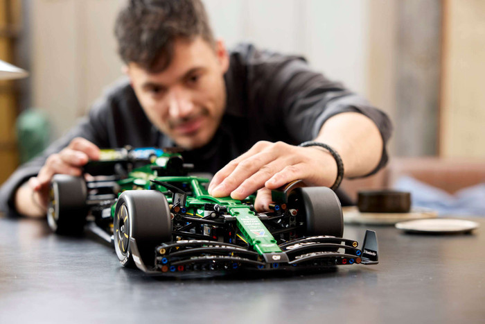 LEGO Technic Aston Martin Aramco AMR25 F1 auto 42240 visual leverancier