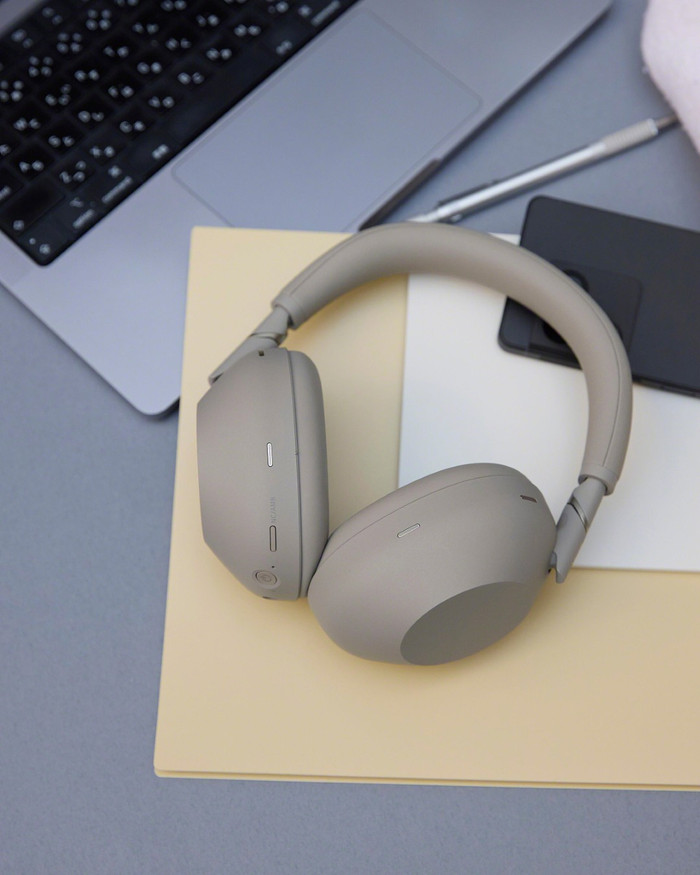 Sony WH1000XM6 Sandstone product in gebruik