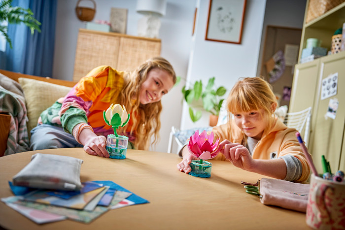 LEGO Botanicals Water Lilies 11511 product in use