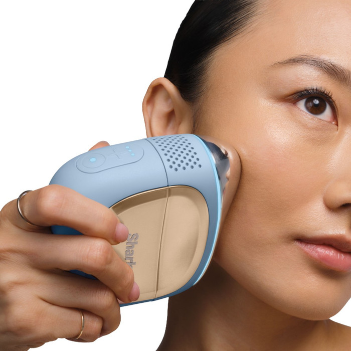 Shark FacialPro Glow + DePuffi FH320EU Blauw product in gebruik