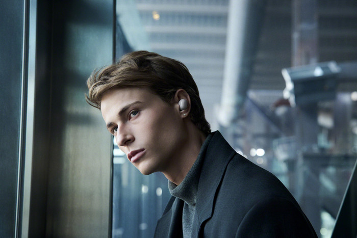 Sony WF-1000XM6 Zilver product in gebruik