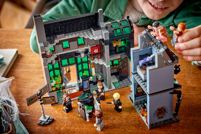 LEGO Harry Potter Verdonkeremaansteeg Tovenaarswinkels 76471 product in gebruik