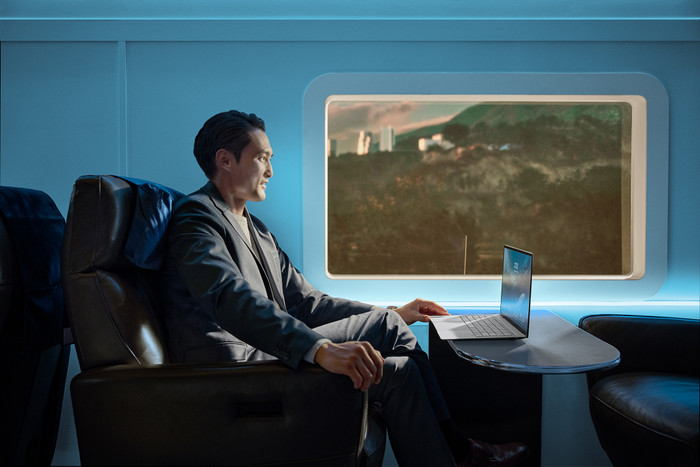 ASUS ExpertBook Ultra 14'' OLED Copilot+PC B9406CAA-TH0875X-S QWERTY product in gebruik