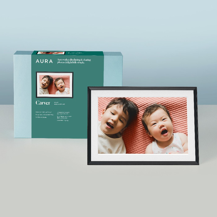 Aura Frames Carver Mat Zwart product in gebruik