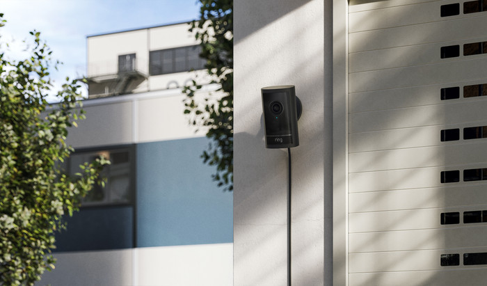 Ring Outdoor Camera Pro Stekker Zwart product in gebruik