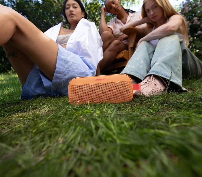 Bose SoundLink Flex 2nd Gen Oranje product in gebruik