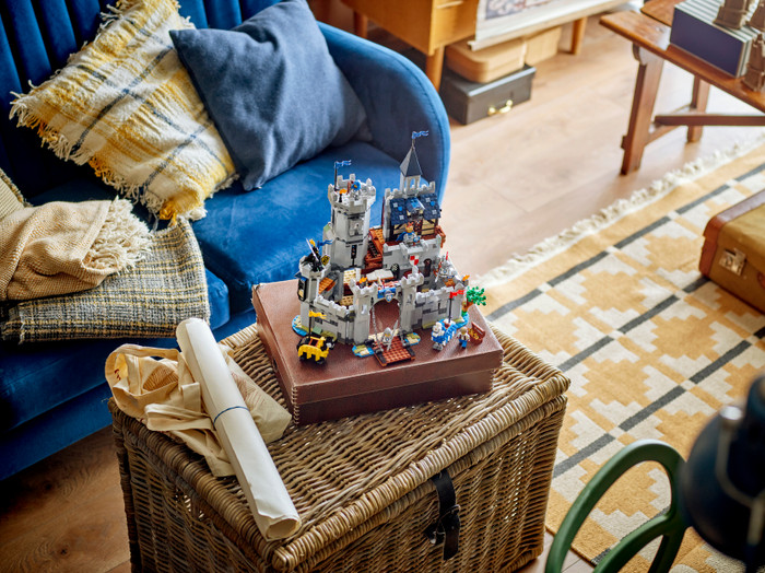 LEGO Creator 3-in-1 Middeleeuws Kasteel met Ridders te Paard 31168 product in gebruik