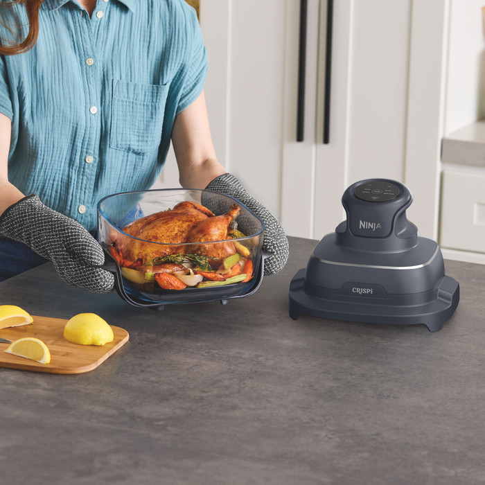 Ninja CRISPi 4-in-1 Glazen Airfryer Blauw product in gebruik