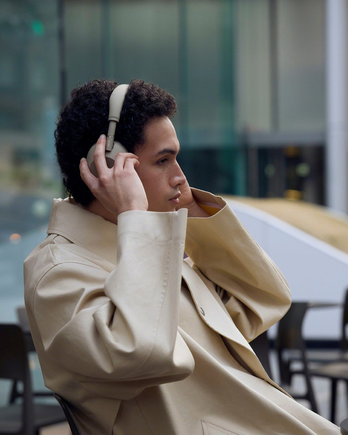 Sony WH1000XM6 Sandstone product in gebruik
