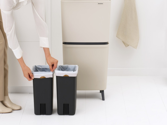 Brabantia SortUp Recycle Hi afvalemmer 25+10+10L Beige product in gebruik