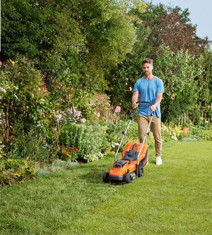 BLACK+DECKER BCMW3318N (zonder accu) product in gebruik