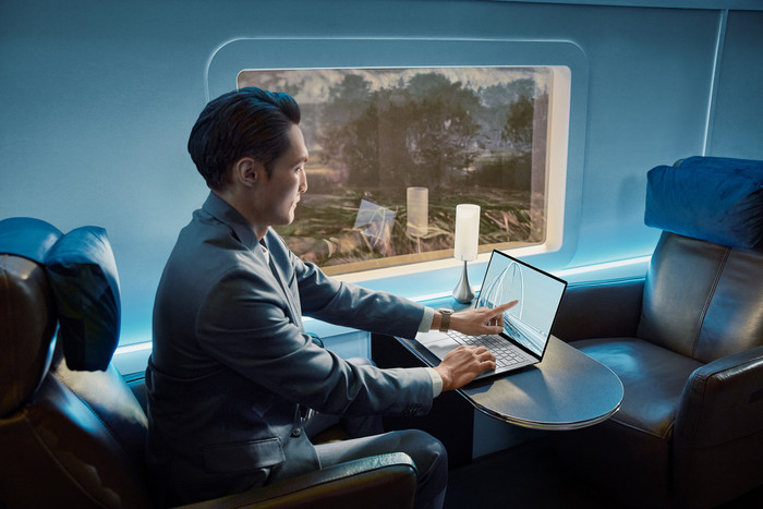 ASUS ExpertBook Ultra 14'' OLED Copilot+PC B9406CAA-TH0875X-S QWERTY product in gebruik